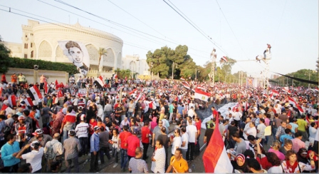 >   جانب من الحشود أمام مقر الاتحادية بمصر الجديدة أمس